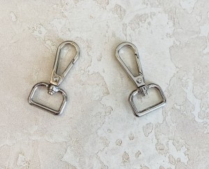 Карабин для сумки. Никель 20 мм