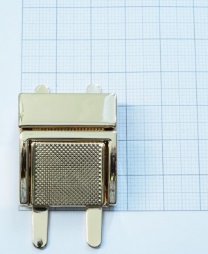 Замок для сумки. Золото 27х30 мм