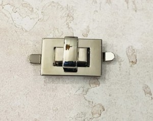 Замок для сумки. Никель 25х15 мм