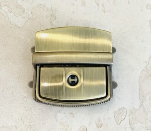 Замок для сумки. Антик браш 44х44 мм