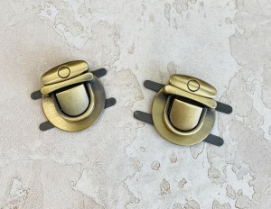 Замок для сумки. Антик браш 23х28 мм