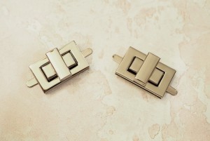 Замок для сумки. Никель 32х18 мм