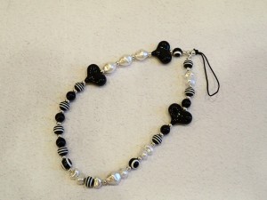 Шнурок для телефона брелок женский украшение браслет на руку (черный полосатый)