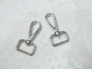 Карабин для сумки. Никель 20 мм