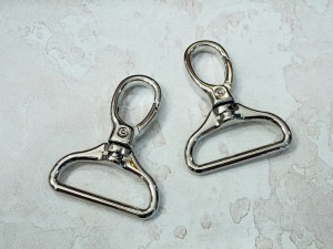 Карабин для сумки. Никель 32 мм