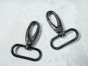 Карабин для сумки. Черный никель (38 мм)