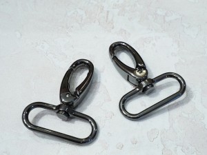 Карабин для сумки. Черный никель (38 мм)