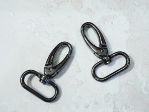 Карабин для сумки. Черный никель (32 мм)